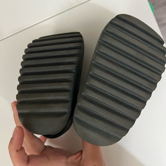 Yeezy Slides - Black 7K - Toddler - Picture 3 of 5